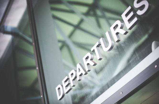 [2026 Updated] TRAVEL WITH SURFBOARDS? HERE’S WHAT AIRLINES CHARGE