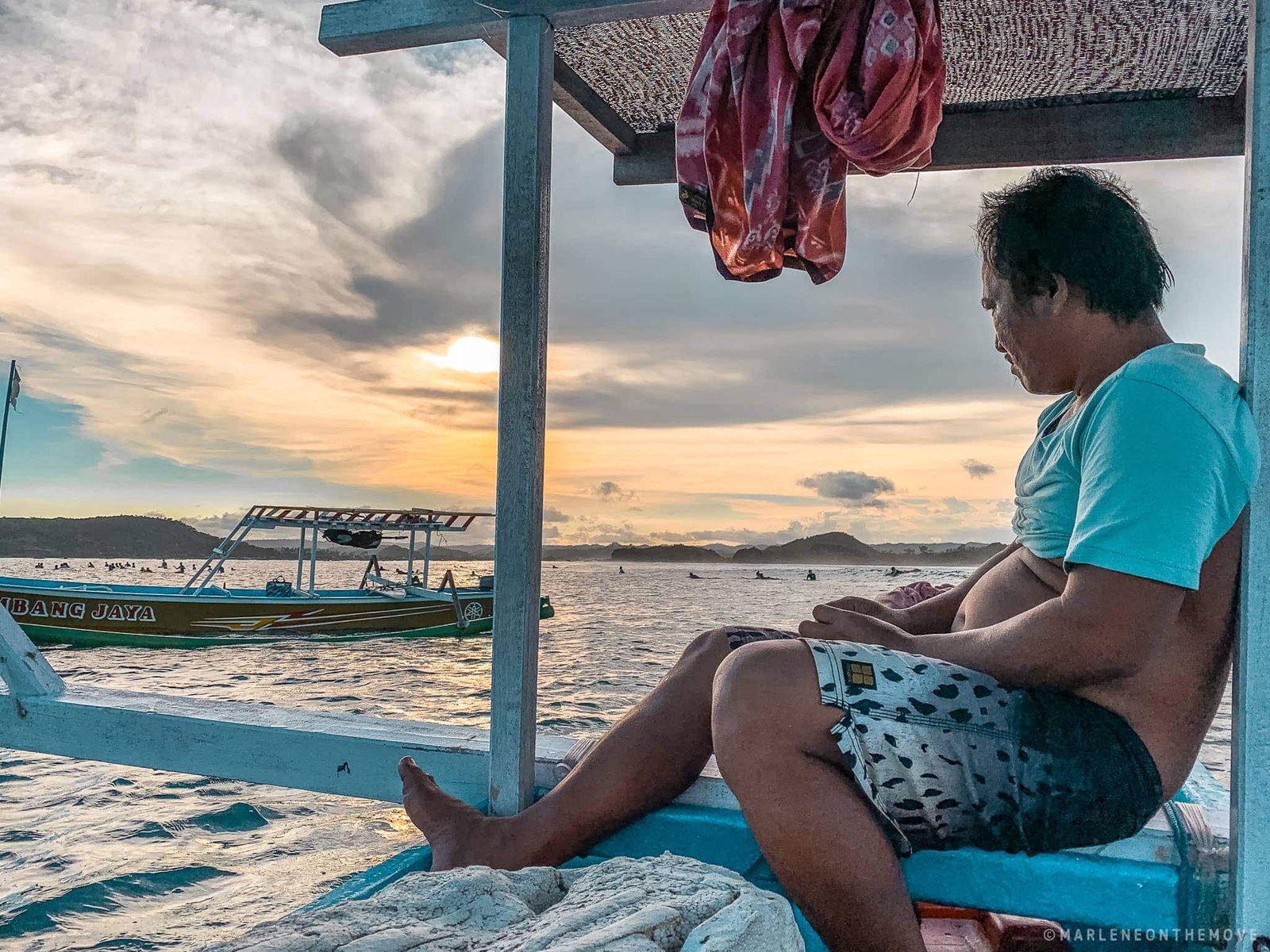 Barcos que levam surfistas para o surf en Lombok