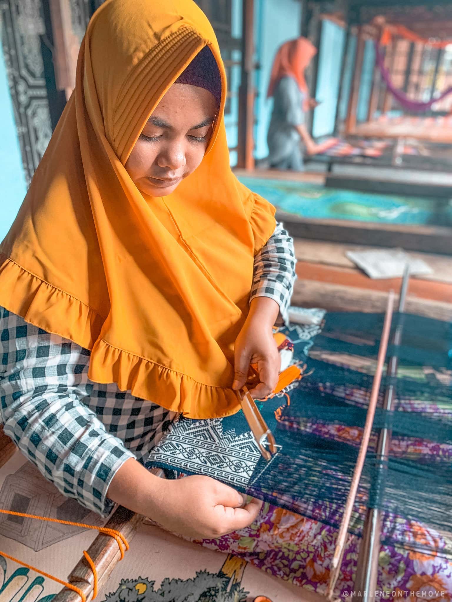 rapariga sasak a tecer. sasak girl weaving