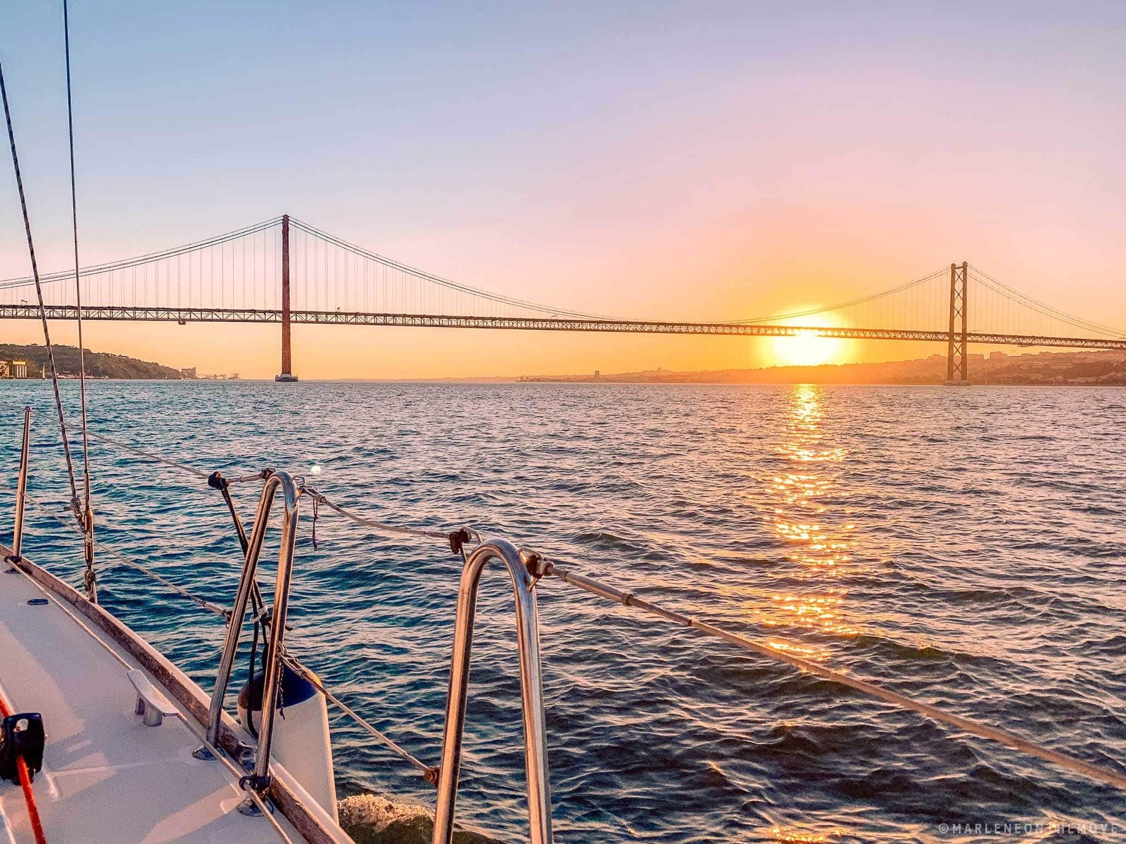 Pôr do sol a bordo do veleiro - Sunset aboard the sailboat