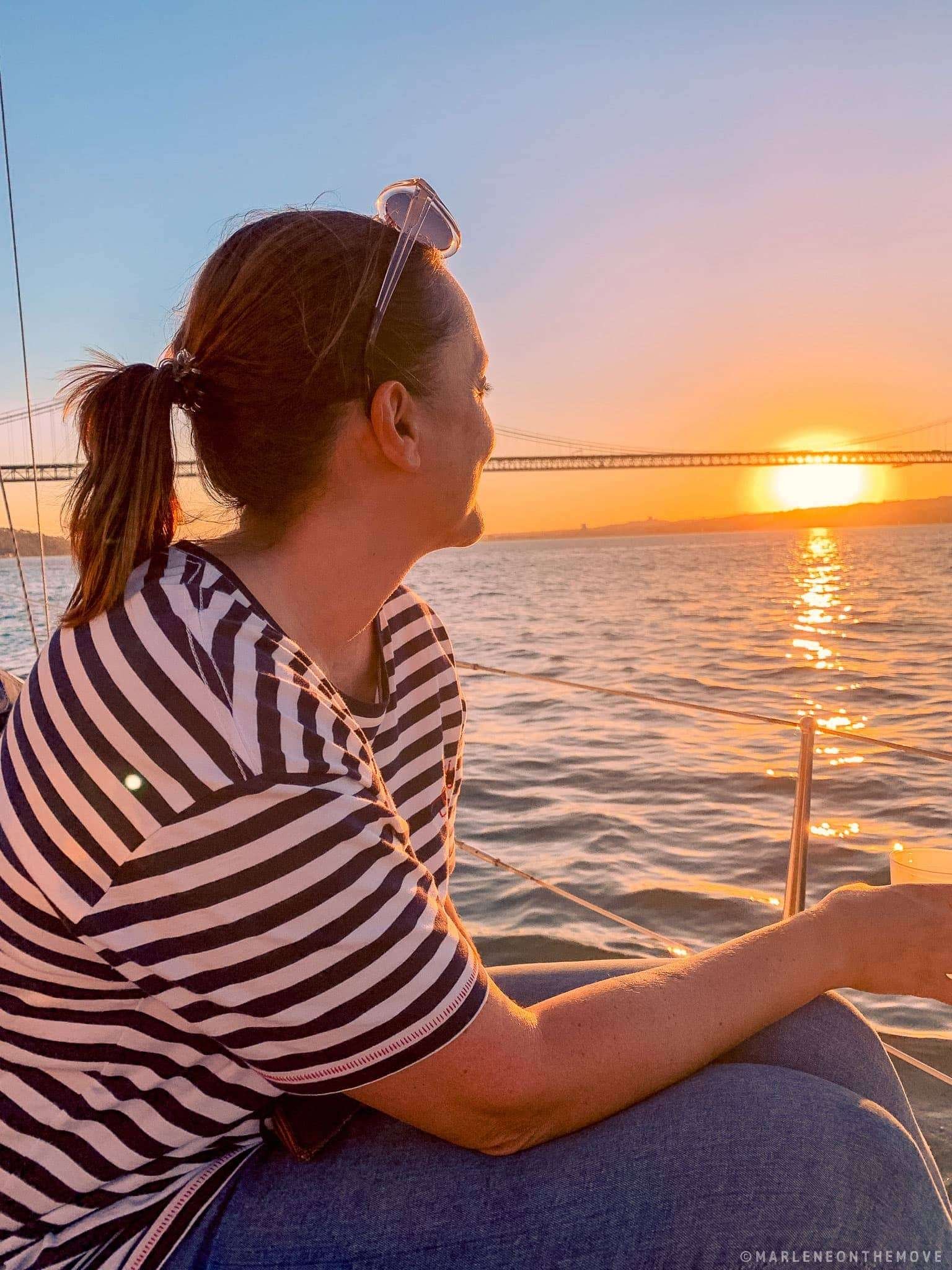 Pôr do sol a bordo do veleiro - Sunset aboard the sailboat