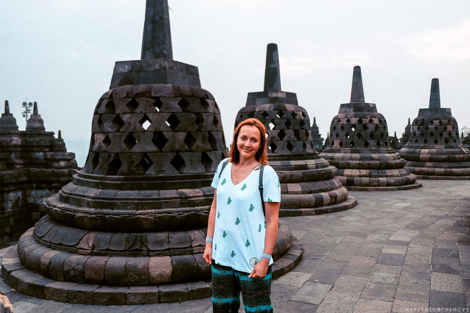 Amanhecer em Borobudur num dia nublado