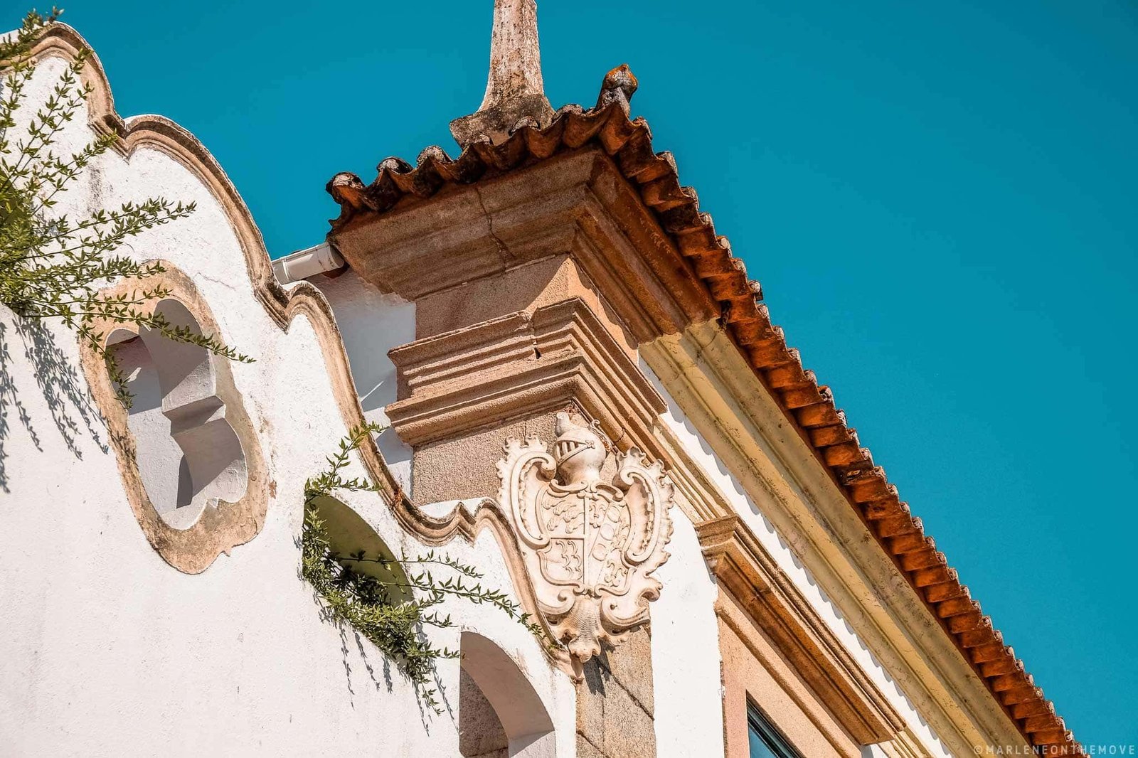 Brasão em edifício da vila do Crato | Crato Village Building