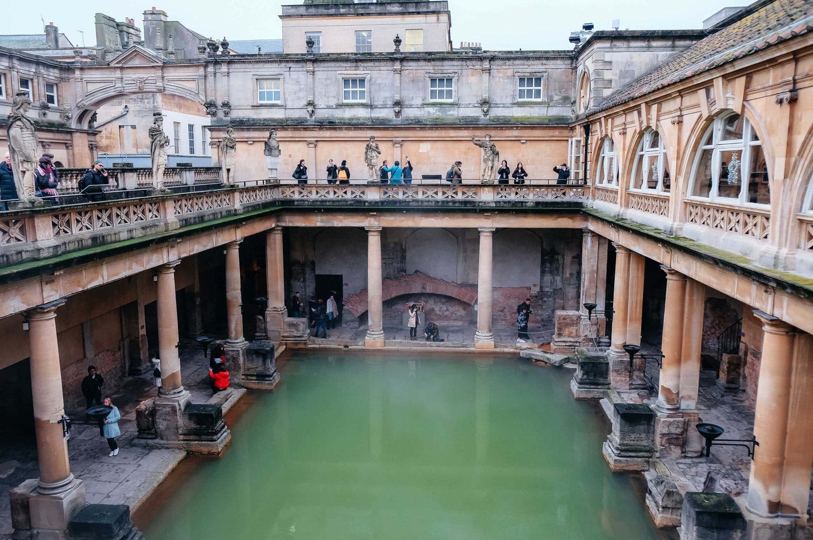 Grande taque nos Banhos Romanos de Bath - Great Bath area in the Roman Baths in Bath