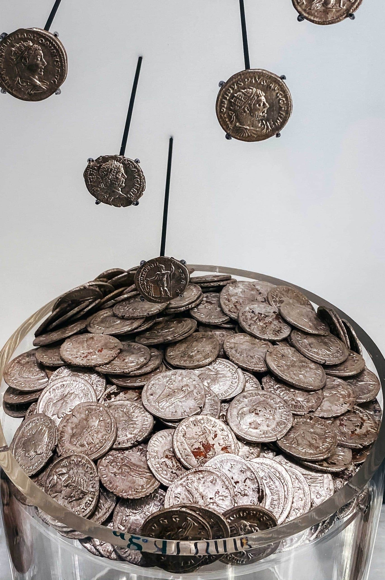 Moedas em exposição nos Banhos Romanos de Bath - Coins on display in the Roman Baths of Bath