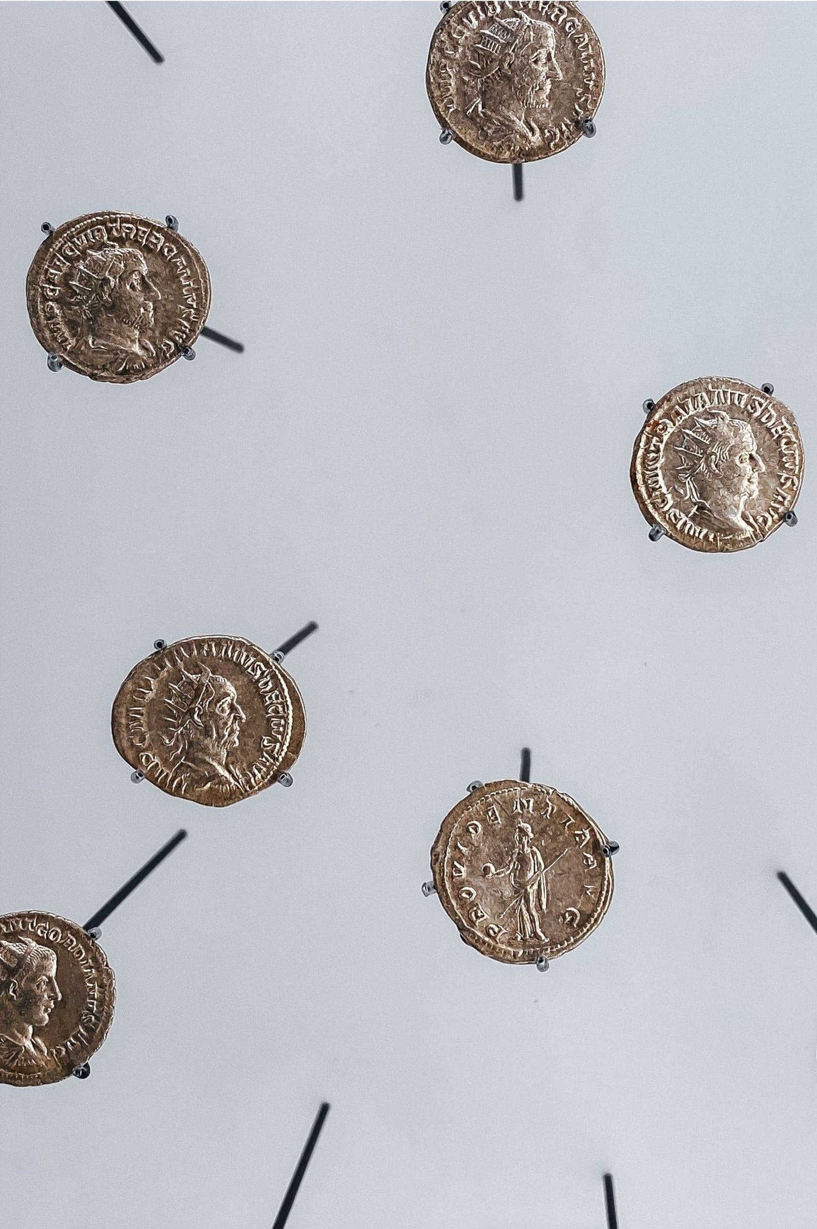 Moedas em exposição nos Banhos Romanos de Bath - Coins on display in the Roman Baths of Bath