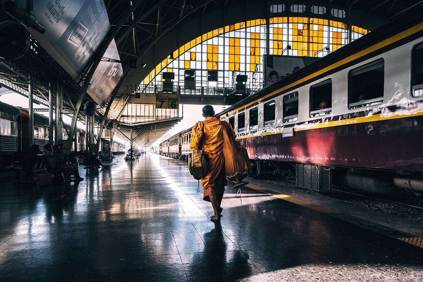 monge no comboio - monk at train station