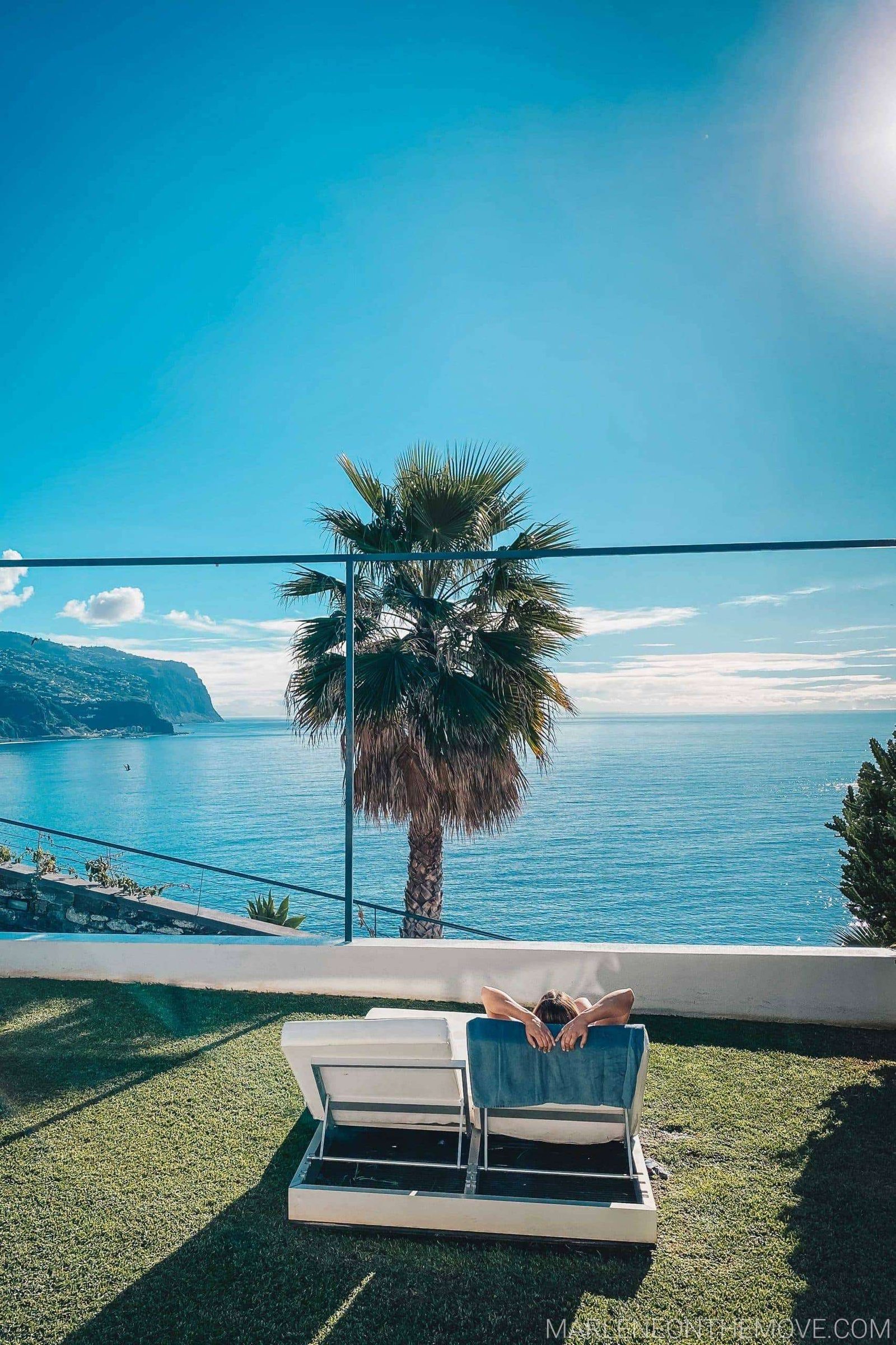 Espaço junto à piscina da estalagem - green space near the hotel pool