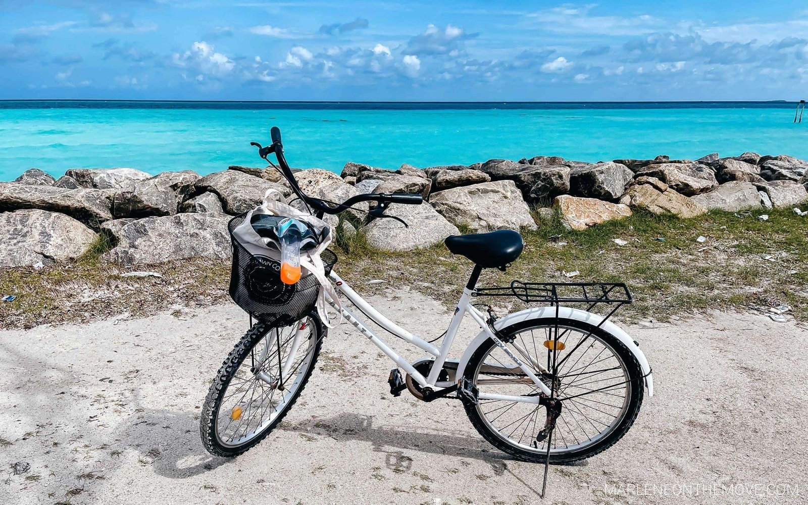 Passeio de bicicleta em Thulusdhoo nas Maldivas