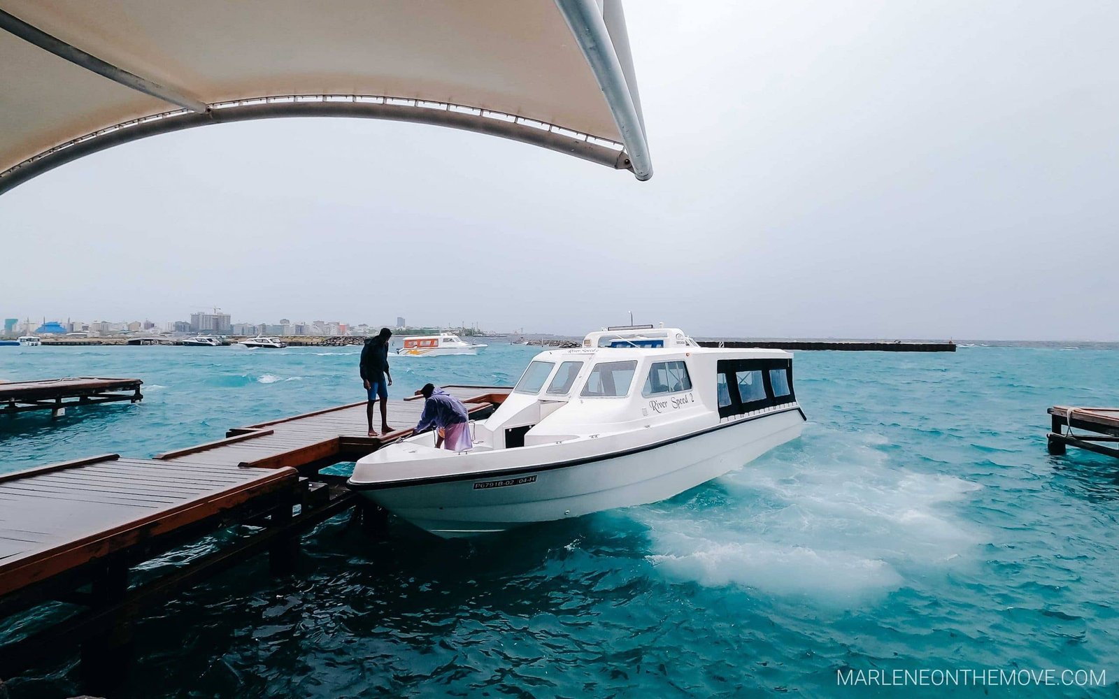 Barco de transporte nas ilhas Maldivas