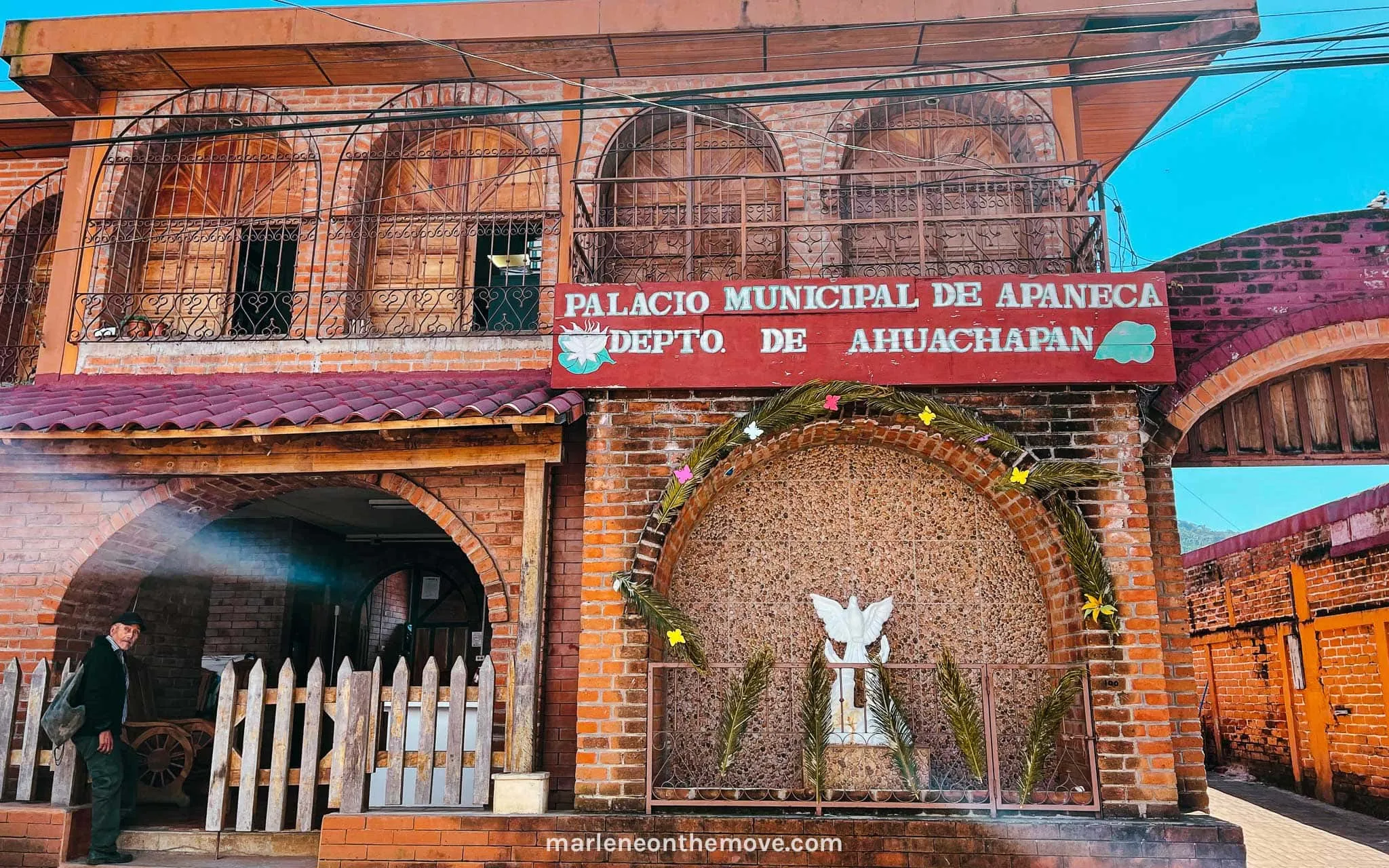 The municipal palace of Apaneca, one of the cities you can visit in the Ruta de Las Flores