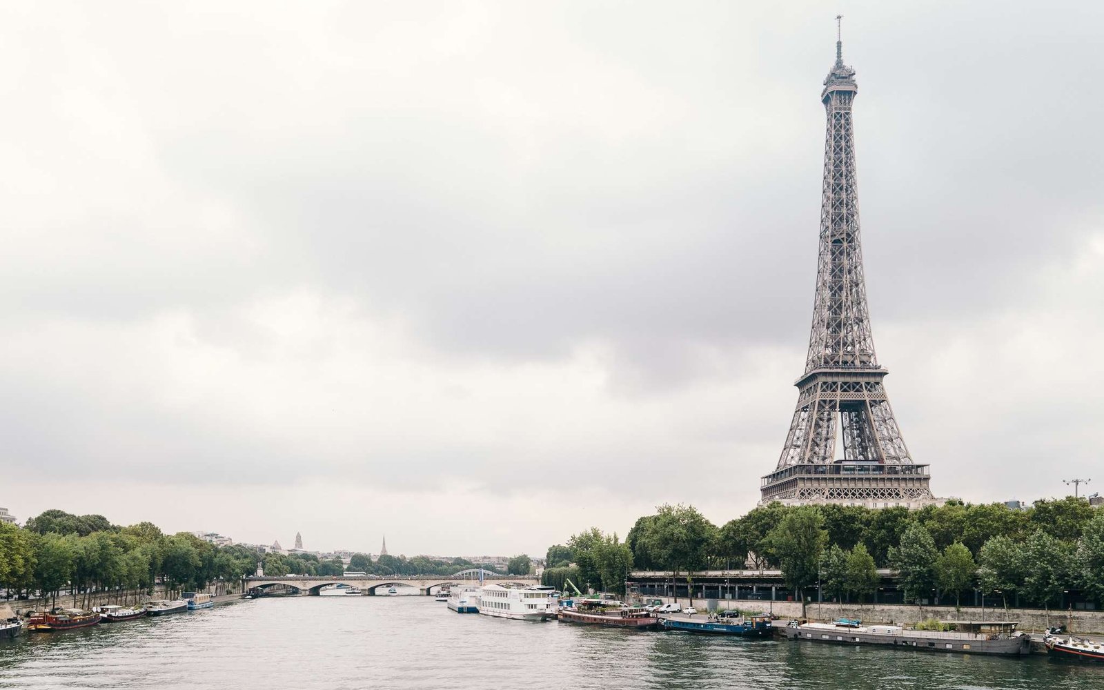 Vista sobre a Torre Eiffel e o rio
