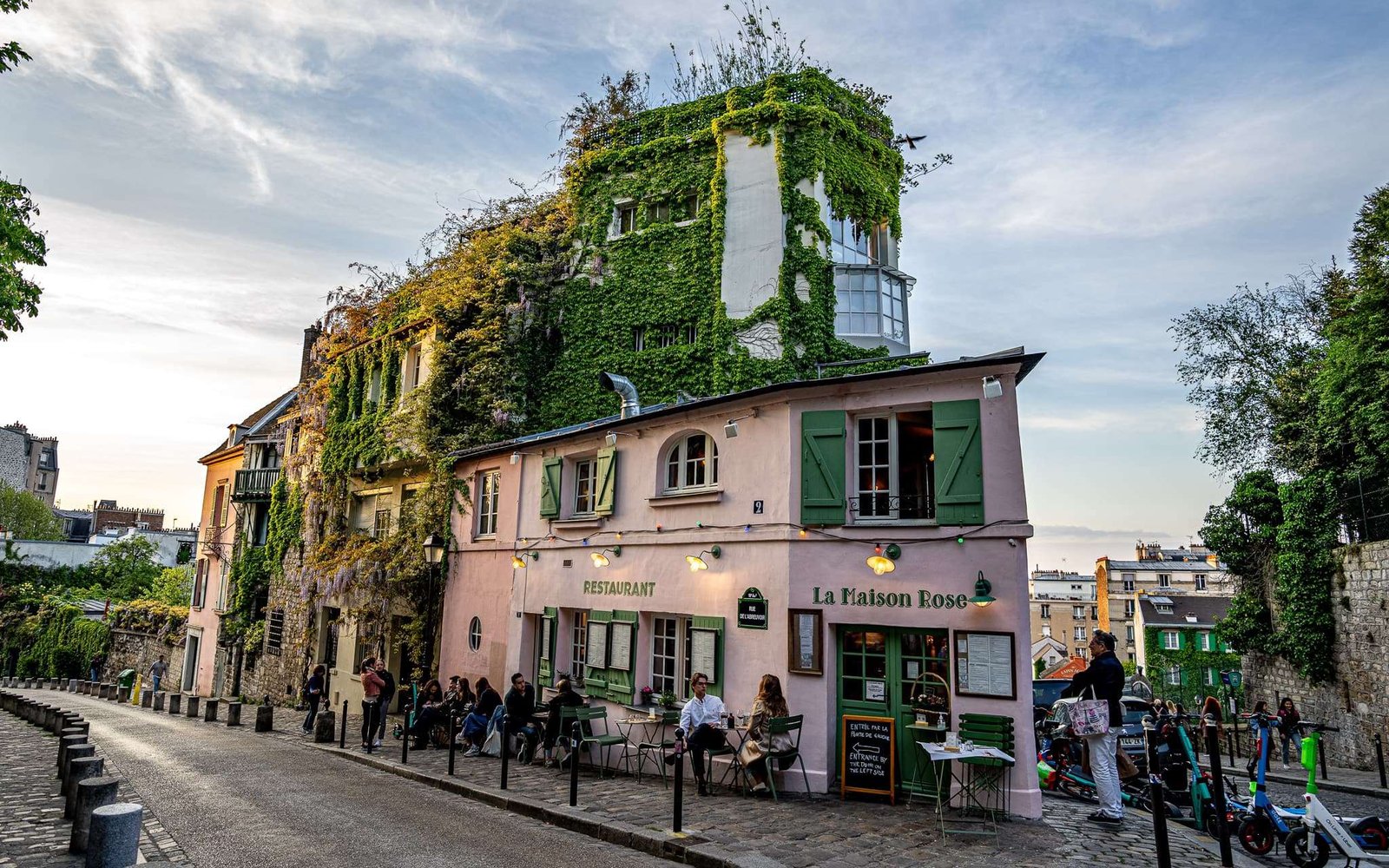 Lindo edifício cor de rosa em Montmartre, Paris