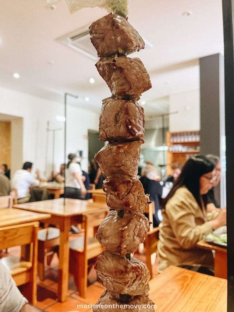 Espetada à Madeirense no restaurante Polar em Câmara de Lobos, na Madeira