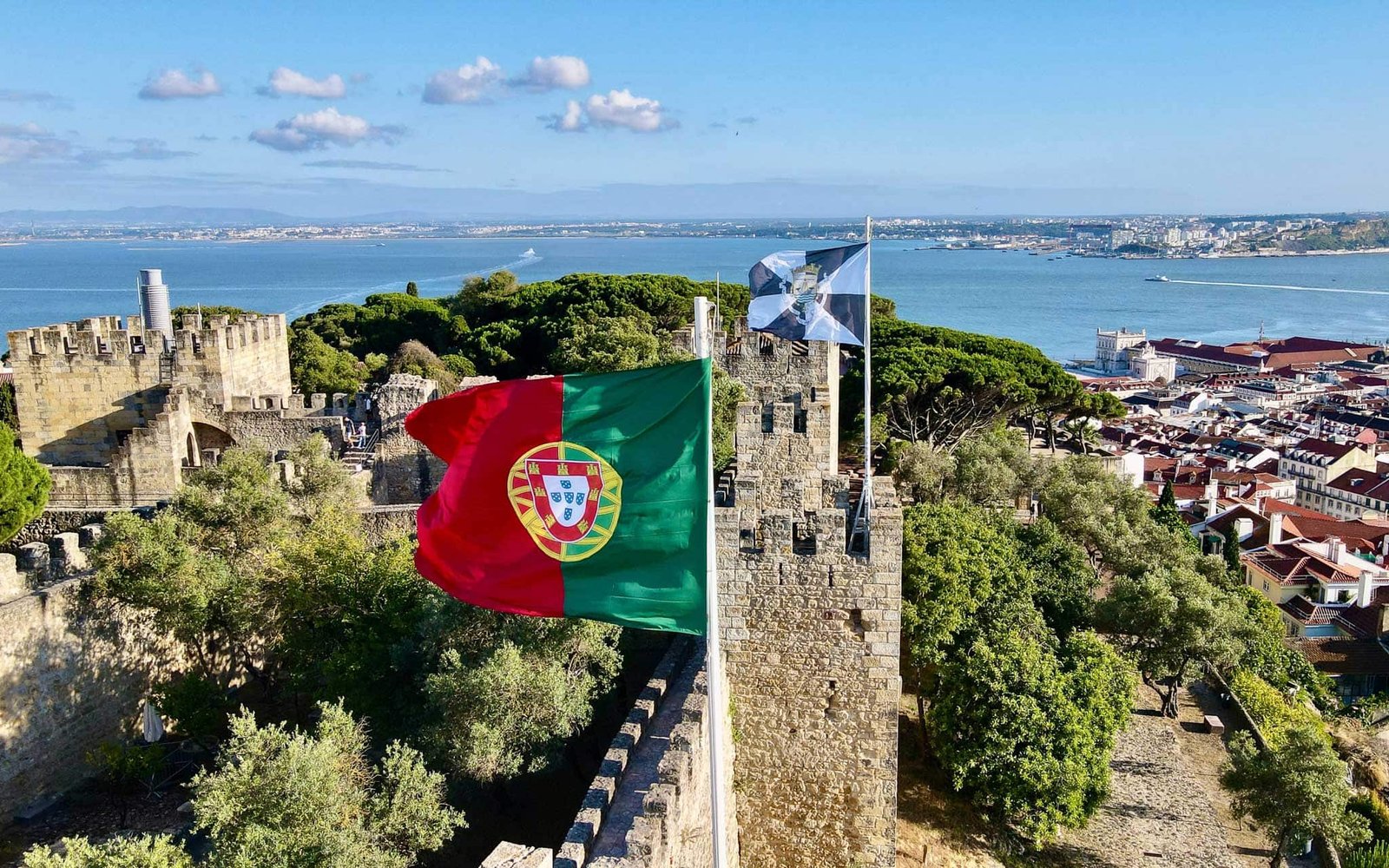 Subir ao Castelo de São Jorge, em Lisboa