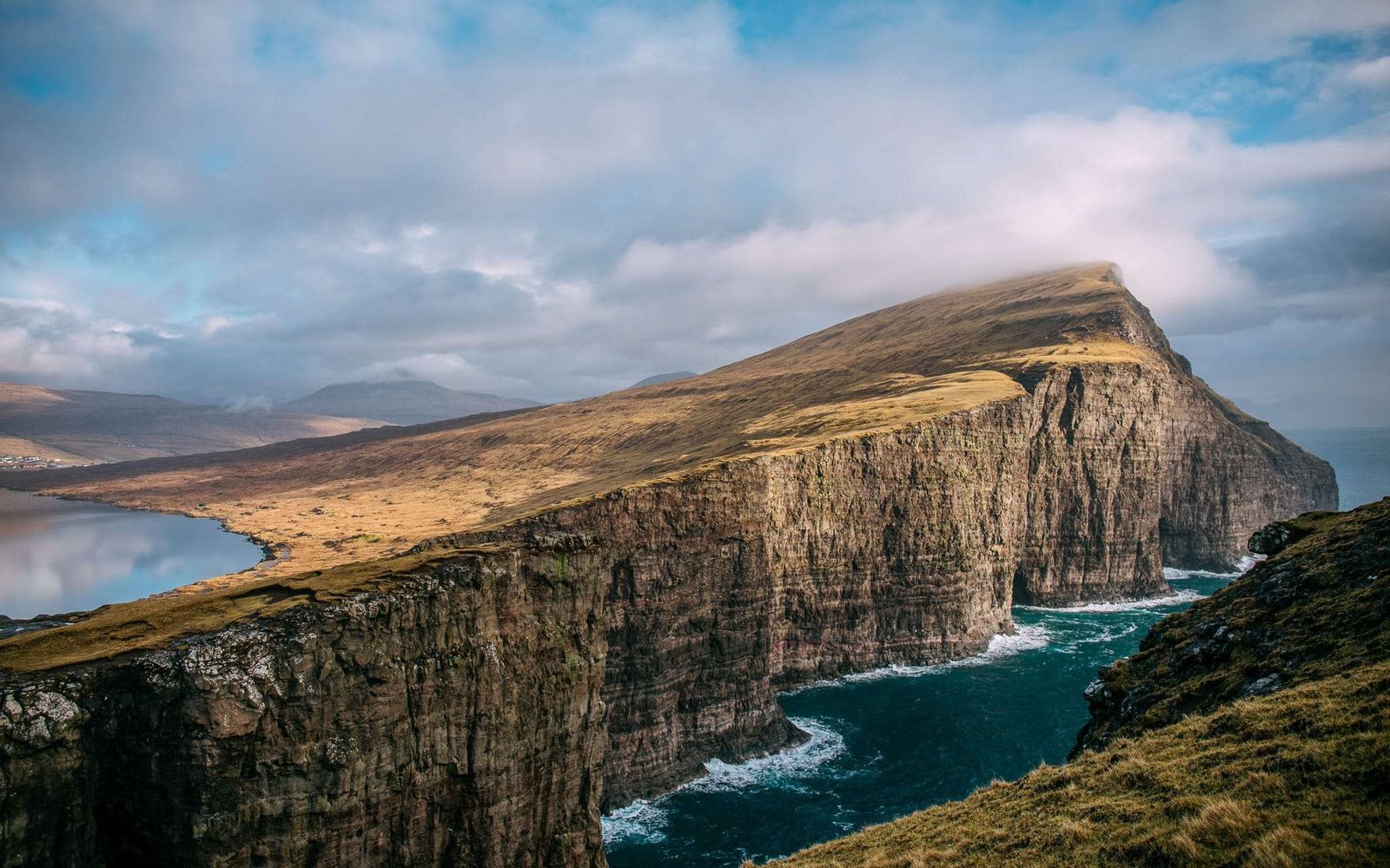 Lago Sørvágsvatn nas Ilhas Faroé, Dinamarca