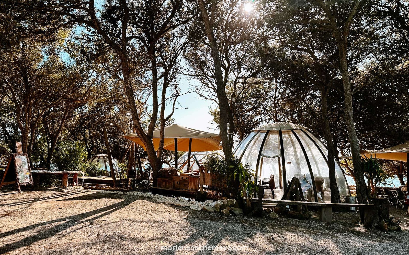 O cenário exterior do restaurante Palaphita em Cascais, Portugal