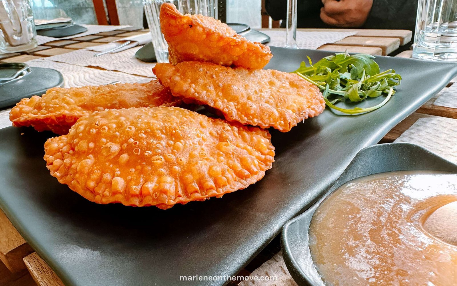 Pastel típico brasileiro servido no Palaphita