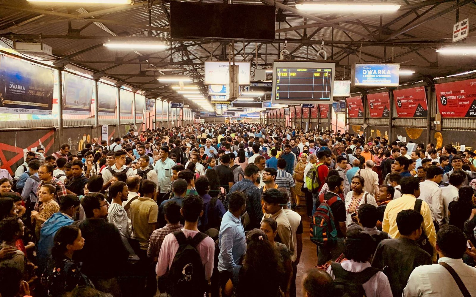 multidão numa estação de Mumbai
