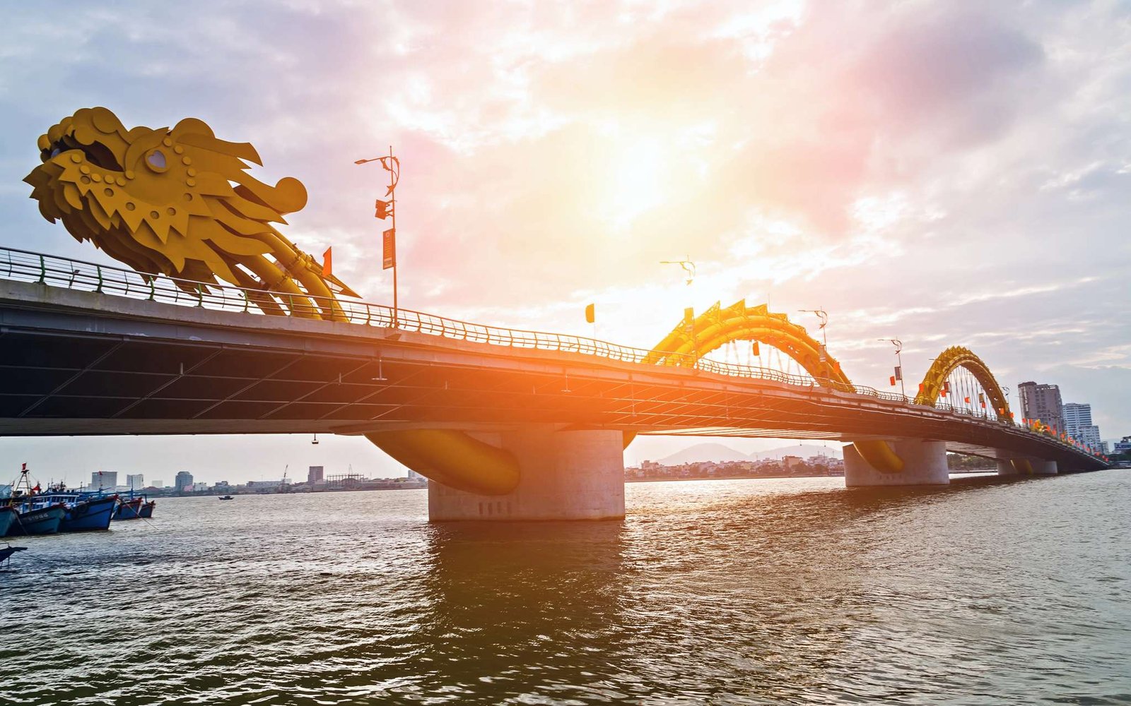 A Ponte do Dragão foi construída sob a forma de um dragão no rio Han, em Da Nang.