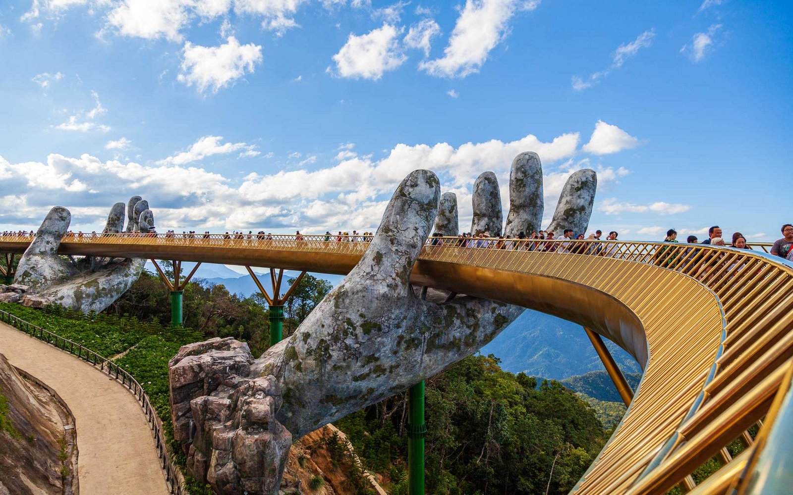 A Ponte Dourada na colina de Ba Na em Da Nang, Vietname.
