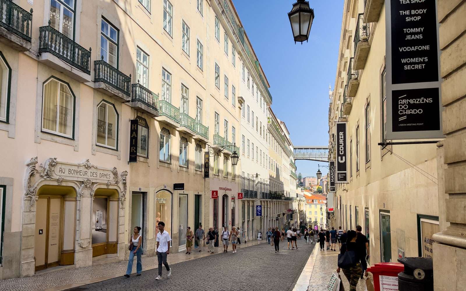 Rua no Chiado em Lisboa, Portugal