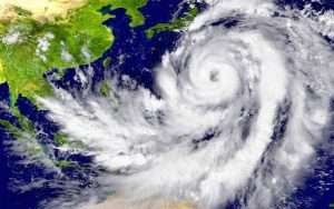 Imagem espacial de um furacão sobre a Indonésia. Esteja atento aos boletins meteorológicos se quiser saber quando viajar para a Indonésia.