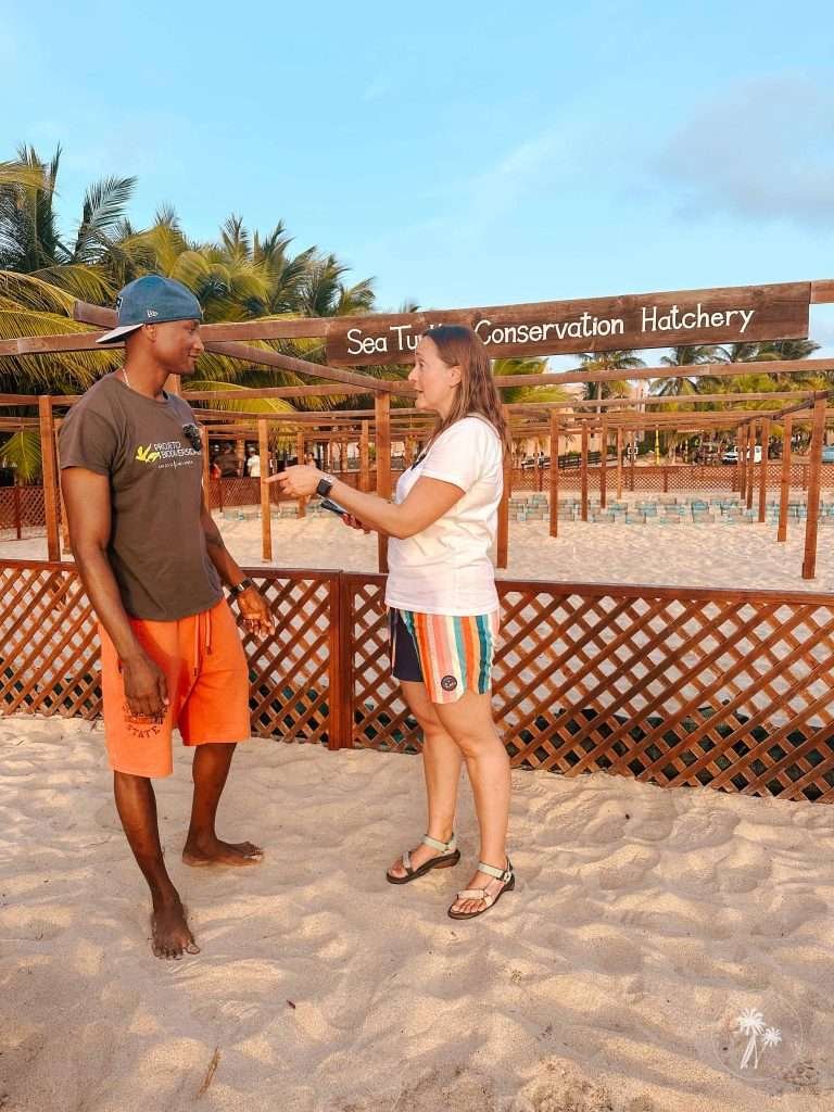 Marlene On The Move à conversa com o responsável pelo programa de tartarugas marinhas do Projeto Biodiversidade, na Ilha do Sal, em Cabo Verde