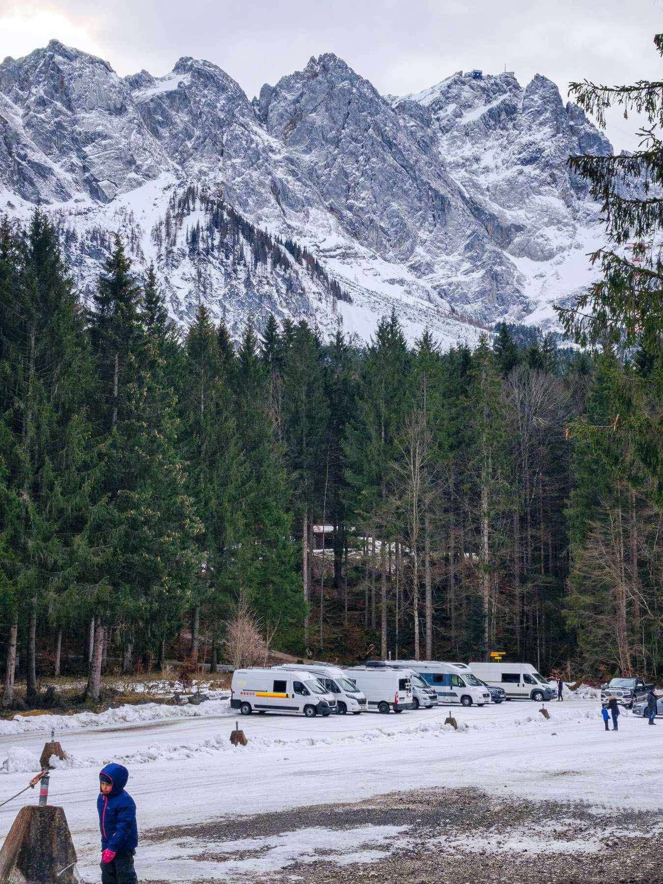 Autocaravanas estacionadas junto às montanhas geladas, numa paragem durante uma viagem de autocaravanismo pela natureza.