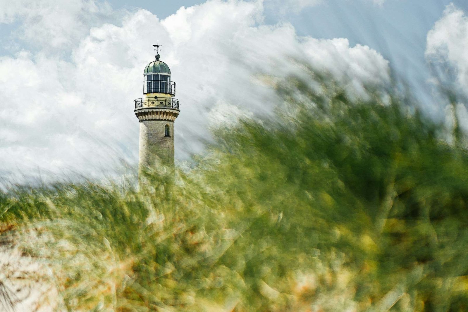 Farol aninhado nas dunas de Warnemünde, na costa báltica da Alemanha, uma joia escondida e tranquila entre as praias económicas da Europa.