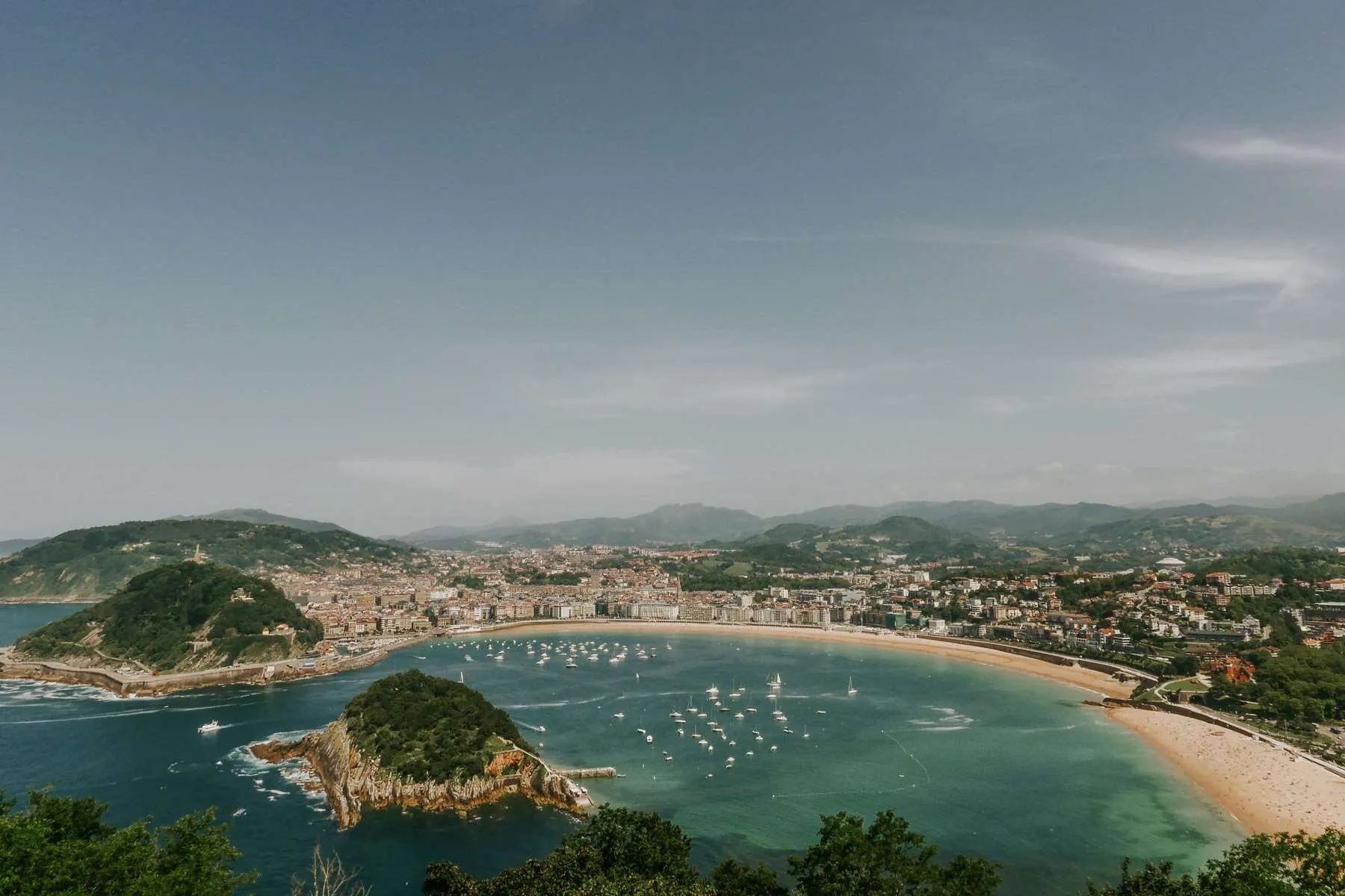 A panoramic view of Playa de La Concha in San Sebastián, one of the most affordable beaches in Europe, offering elegance and gourmet culture.