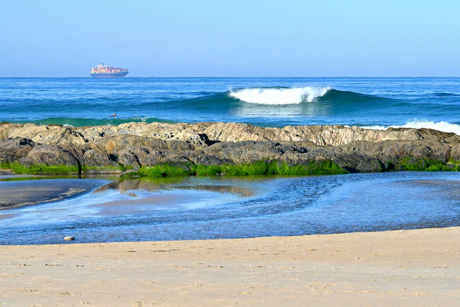 Oceano e costa rochosa em Porto Covo, uma das praias mais autênticas e acessíveis da Europa, perfeita para os amantes da natureza e do slow travel.