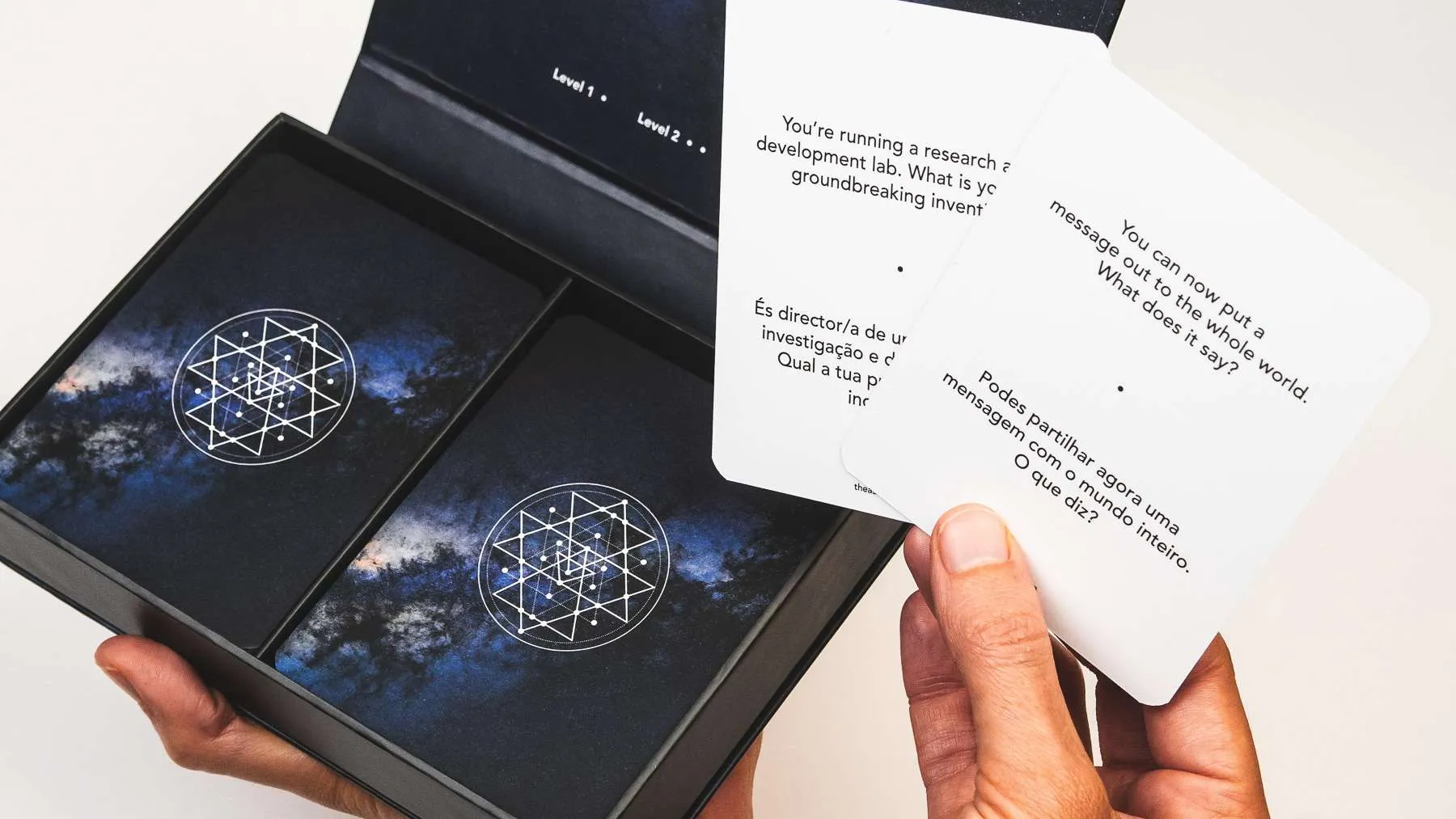 O Ask vem com 130 cartas com perguntas em português e inglês