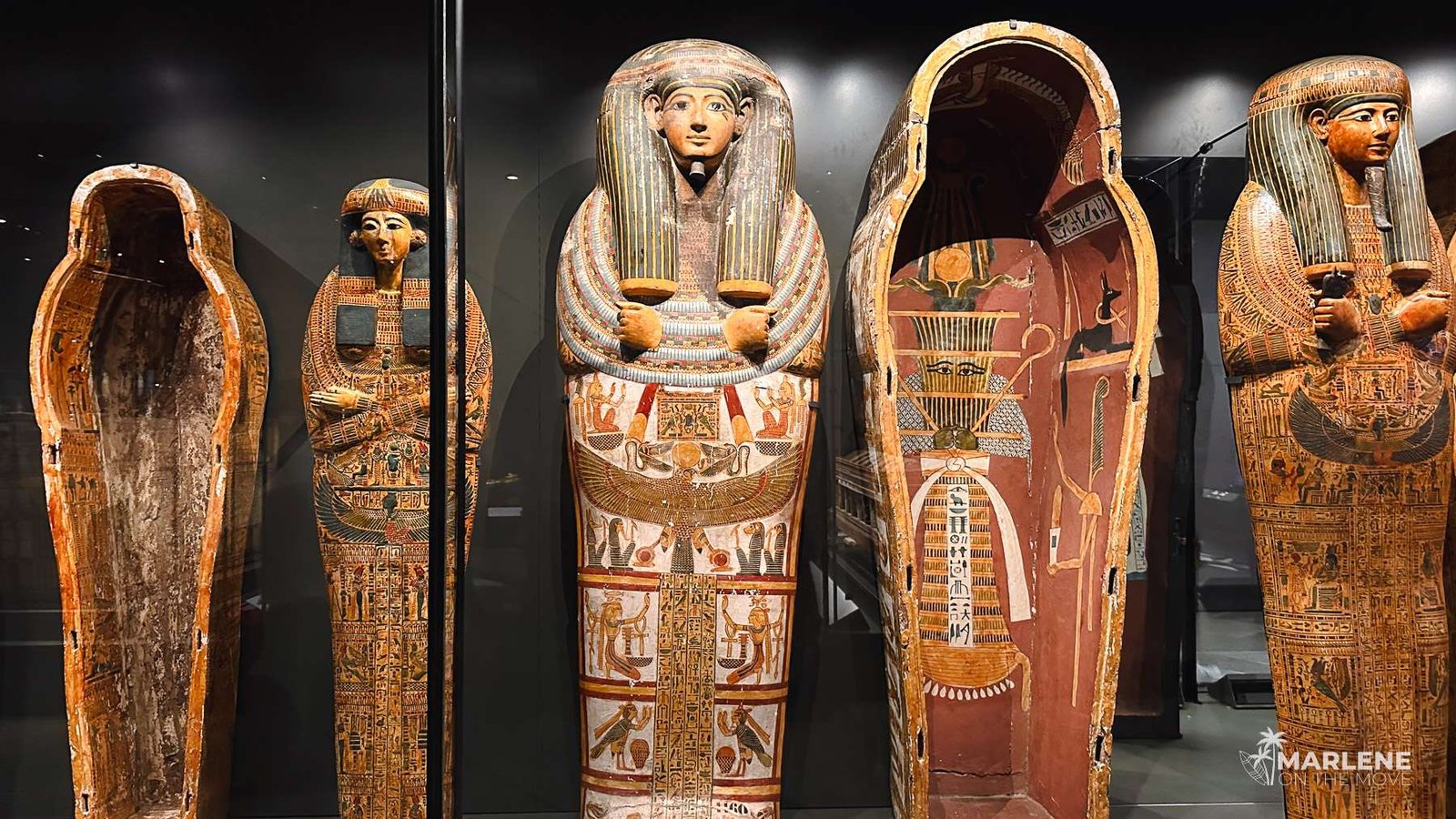 Os sarcófagos egípcios em exposição no Grande Museu Egípcio, em Gizé, mostram os detalhes e a preservação da arte funerária do Antigo Egito.