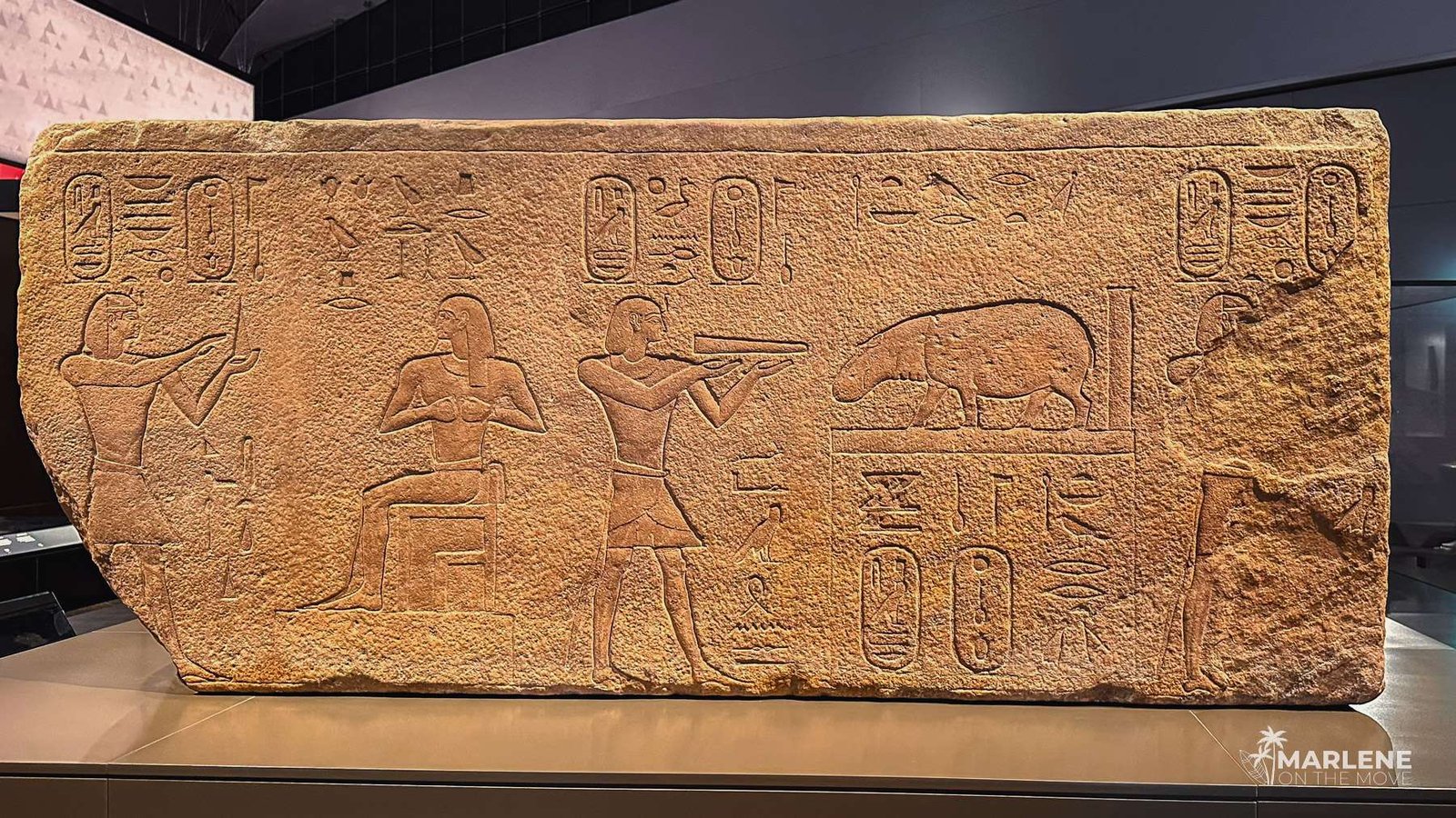 Painel de pedra com hieróglifos no Grande Museu Egípcio