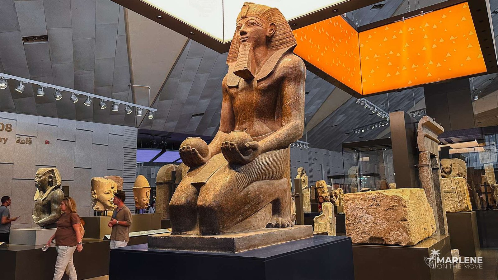 Escultura em exposição no Grande Museu Egípcio