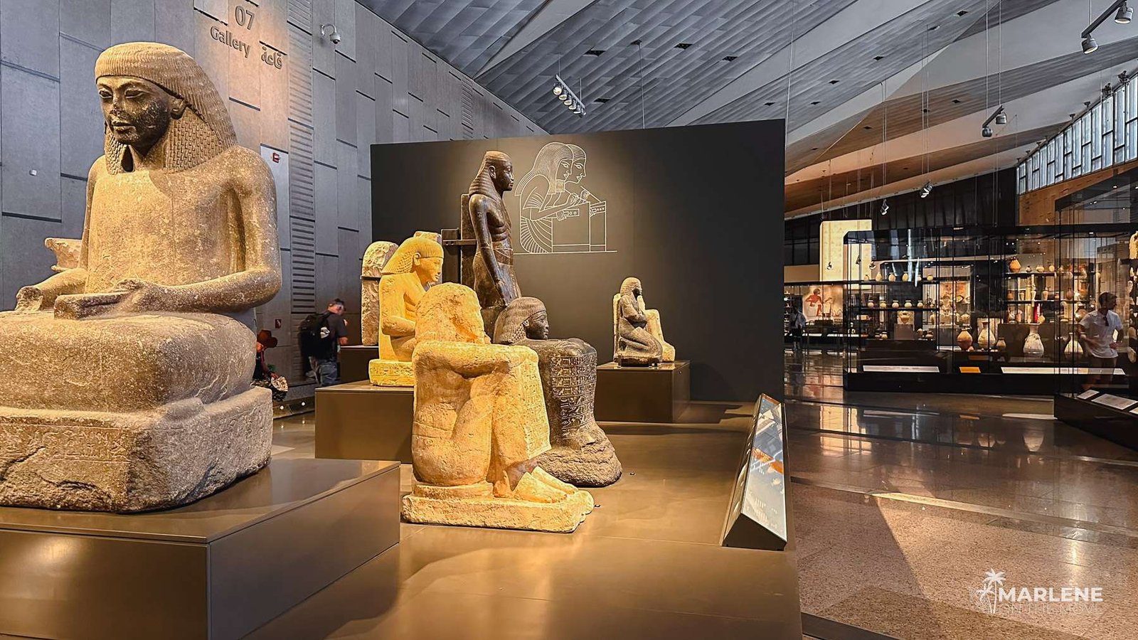 Esculturas monumentais em exposição no Grande Museu Egípcio