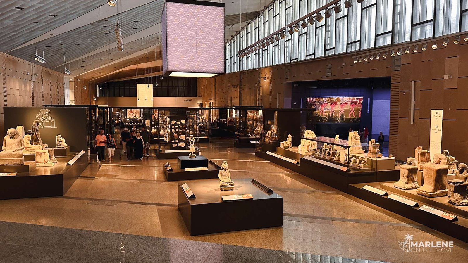 Galerias modernas e espaçosas do Grande Museu Egípcio