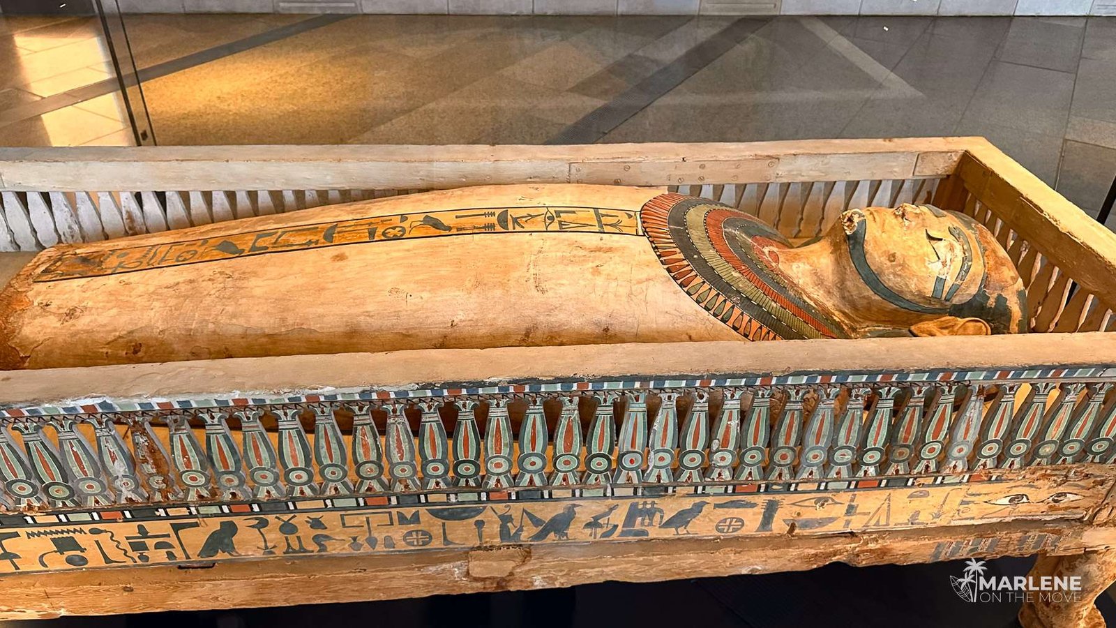 Detalhes do sarcófago exibidos no Grande Museu Egípcio