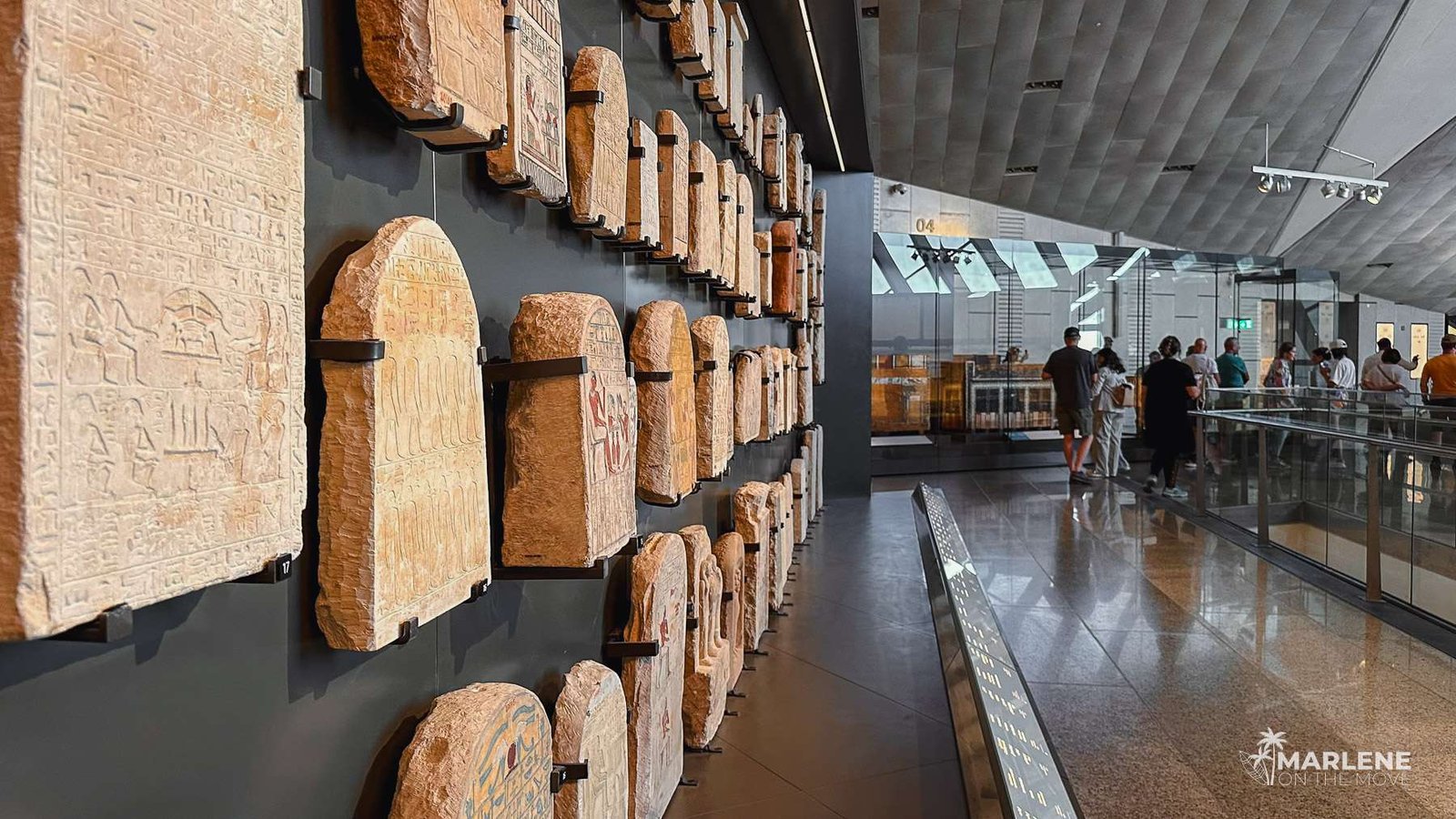 Corredores luminosos e espaçosos do Grande Museu Egípcio