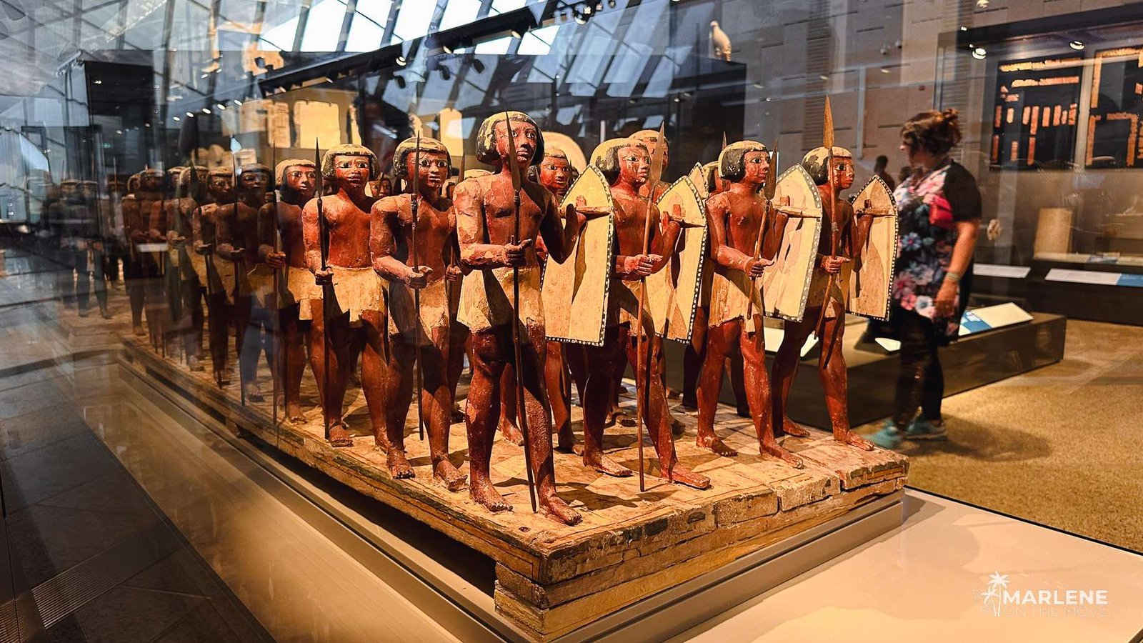 Grupo de estátuas egípcias no interior do Grande Museu Egípcio, dispostas cronologicamente para revelar a evolução da arte antiga.