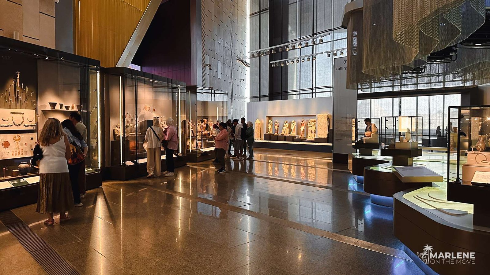 Corredores luminosos e espaçosos do Grande Museu Egípcio