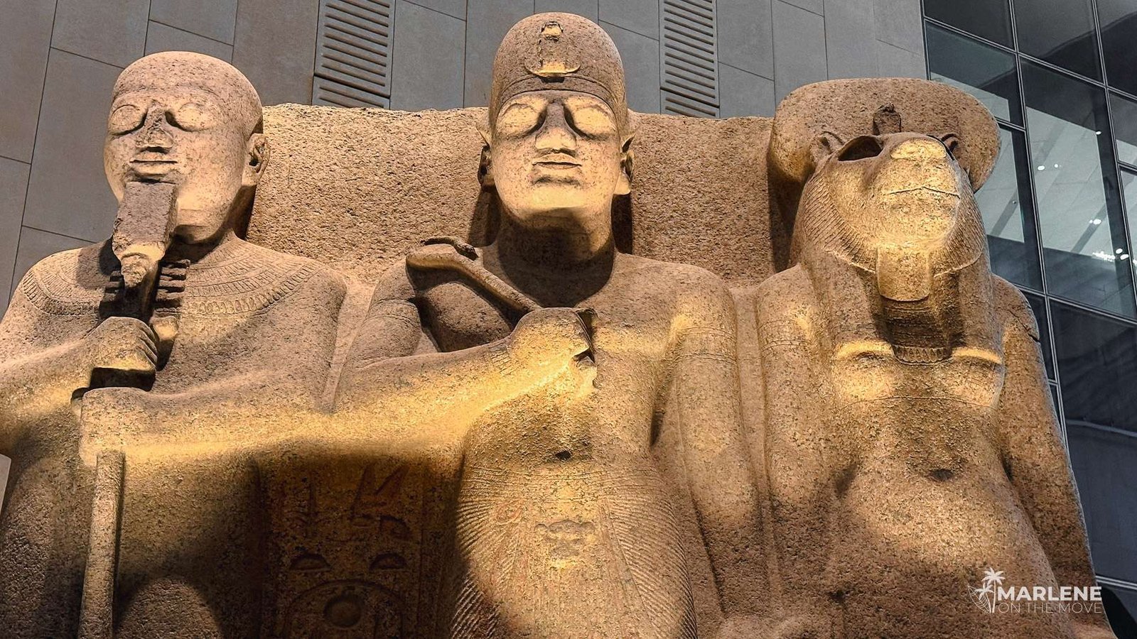 Estátuas em exposição no Grande Museu Egípcio, exemplificando o realismo e a força da escultura egípcia antiga