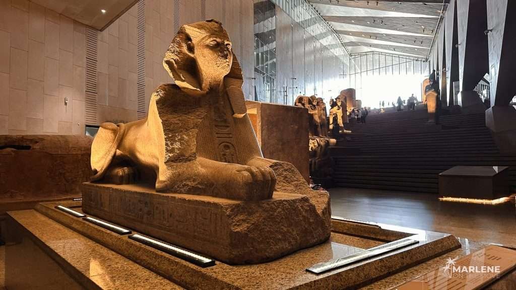 Estátuas milenares sob iluminação atmosférica no Grande Museu Egípcio