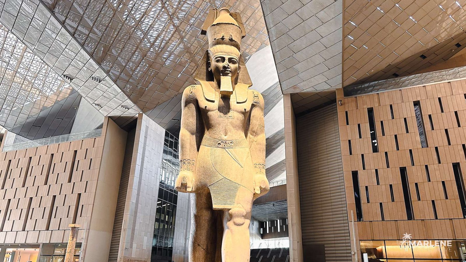 a presença imponente da estátua de Ramsés II