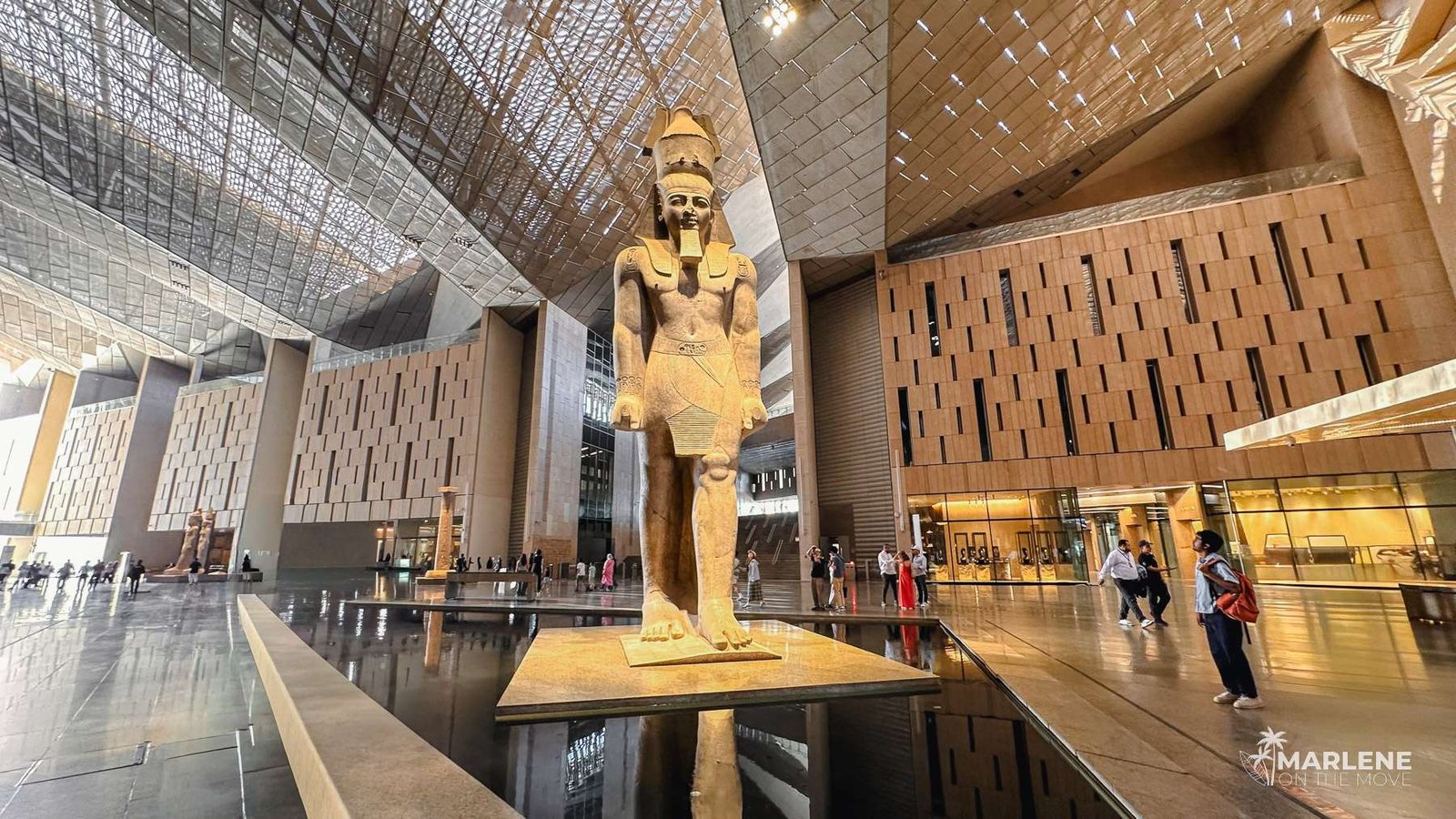 Visitei o novo Grande Museu Egípcio durante a sua pré-inauguração. Descobre o que te espera lá dentro, o que irás experimentar quando for inaugurado oficialmente e por que este marco em Gizé está a redefinir a forma como o mundo vê o Antigo Egito.