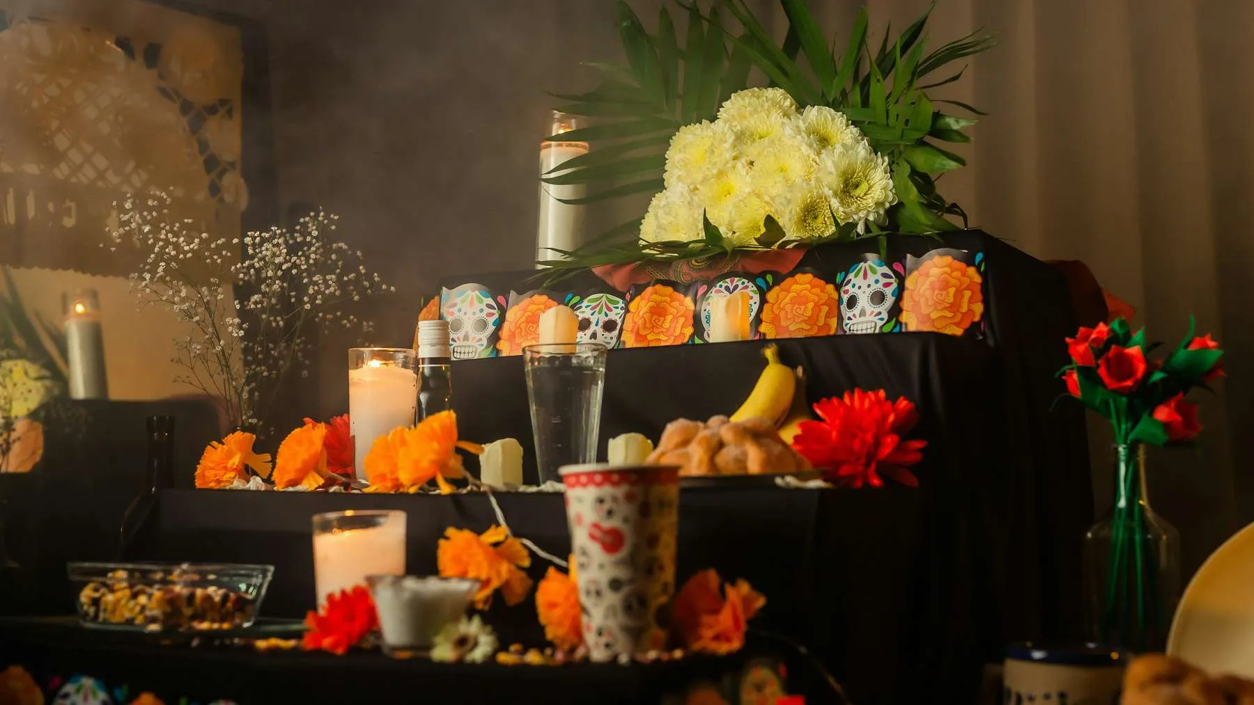 Viaja para além do medo. Descobre oito destinos para o Halloween — Salem, Cidade do México, Transilvânia, Edimburgo e muito mais — onde histórias reais inspiram tradições antigas.