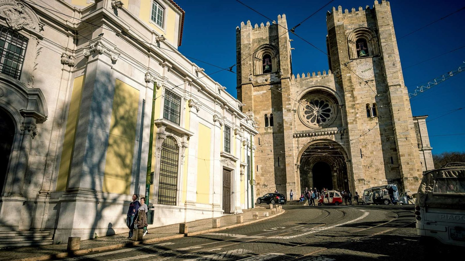 Sé Catedral de Lisboa, Portugal, com a fachada em pedra.