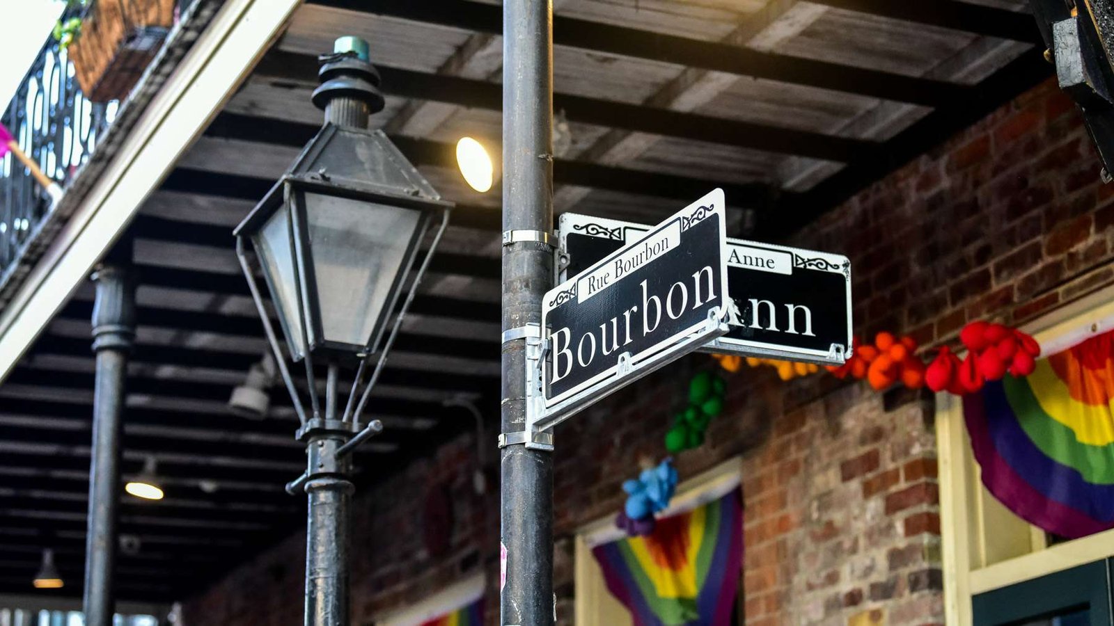 Placa da Bourbon Street no bairro francês de Nova Orleães, Louisiana.