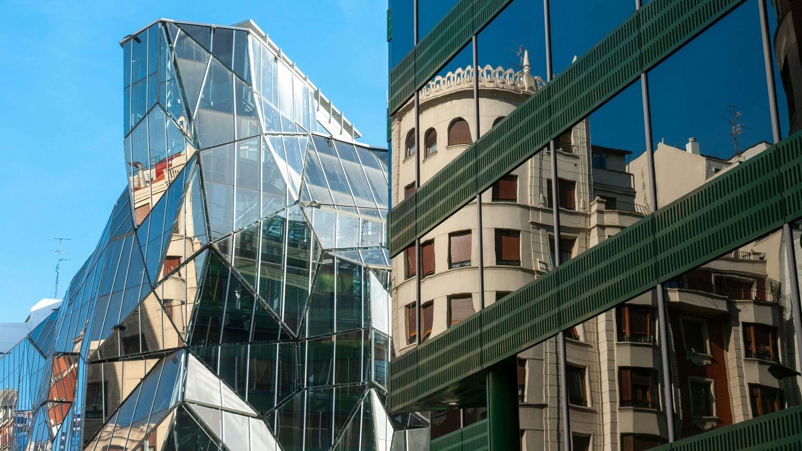 Fachada moderna do Museu Guggenheim, em Bilbau, ícone da arquitetura contemporânea espanhola.